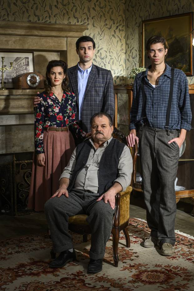 Zagreb, 07.10.2025 - Glumci RTL serije Divlje pcele poziraju na setu u studiju Jadran filma