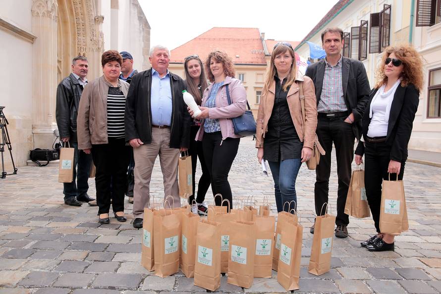 Mljekari Vladi podijelili mlijeko, Romić: Branim vaše interese