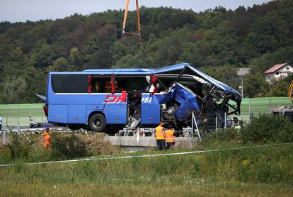Teška nesreća na A4: Izvlačenje autobusa nakon nesreće u kojoj je poginulo 12 ljudi