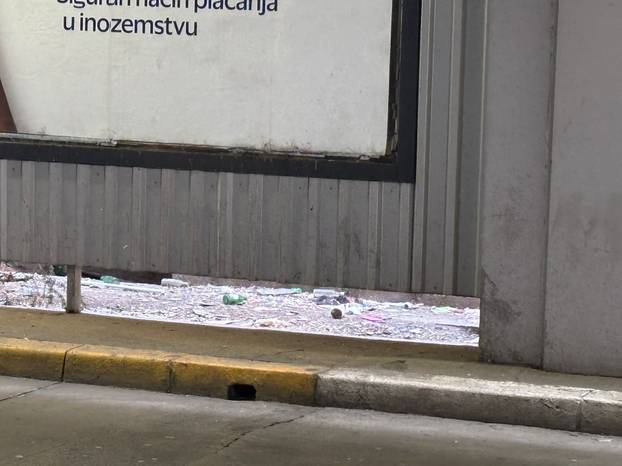 FOTO Autobusni kolodvor se raspada! Među putnike pala staklena stijenka, evo fotki