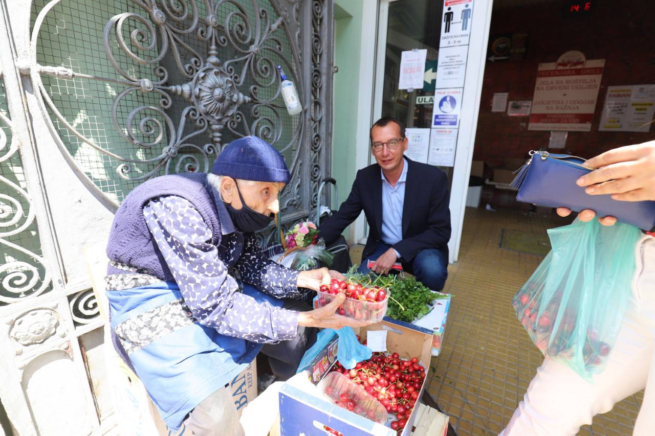 Baka Kata ima 100 godina, a još na placu prodaje voće i cvijeće: 'Zemlja mi je sve dala'