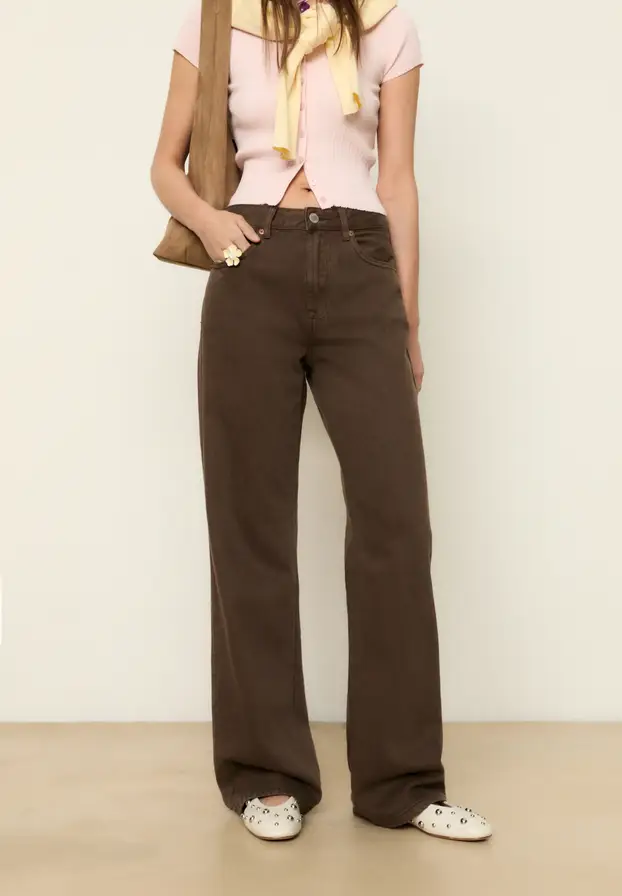 Smeđe traperice su jesenski hit: Donosimo najbolje i najjeftinije