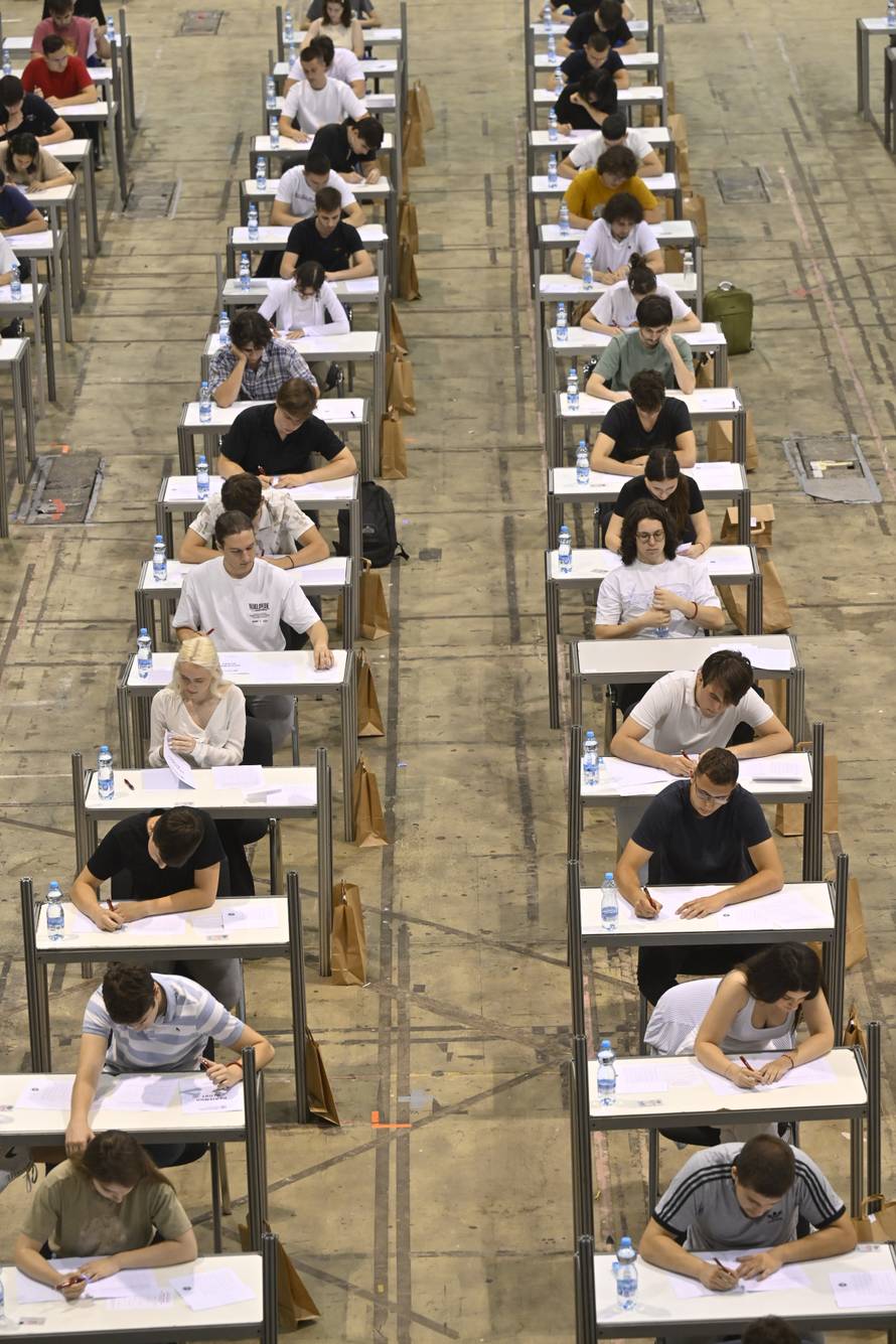 Na Beogradskom sajmu počeo je prijemni ispit za brucoše na fakultetima Sveučilišta u Beogradu
