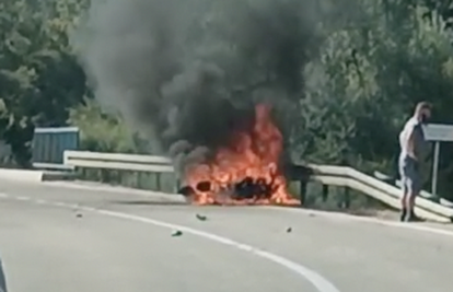 VIDEO Užas kod Svetog Roka! Zapalio se motocikl na cesti: 'U šoku smo, čuli smo eksplozije'