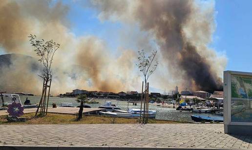 BUKTINJA U VINI&Scaron;&Cacute;U Vatrogasci spasili ku&cacute;e od po&zcaron;ara. Nebo kod Trogira prekrio je gusti dim