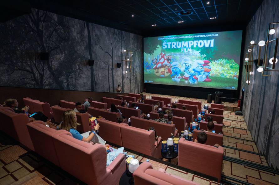 Maja šuput u zagrljaju svojih najmlađih fanova na premijeri