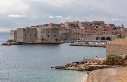 Par iz Australije noćas pao sa zida u Dubrovniku, djevojka (26) je u kritičnom stanju