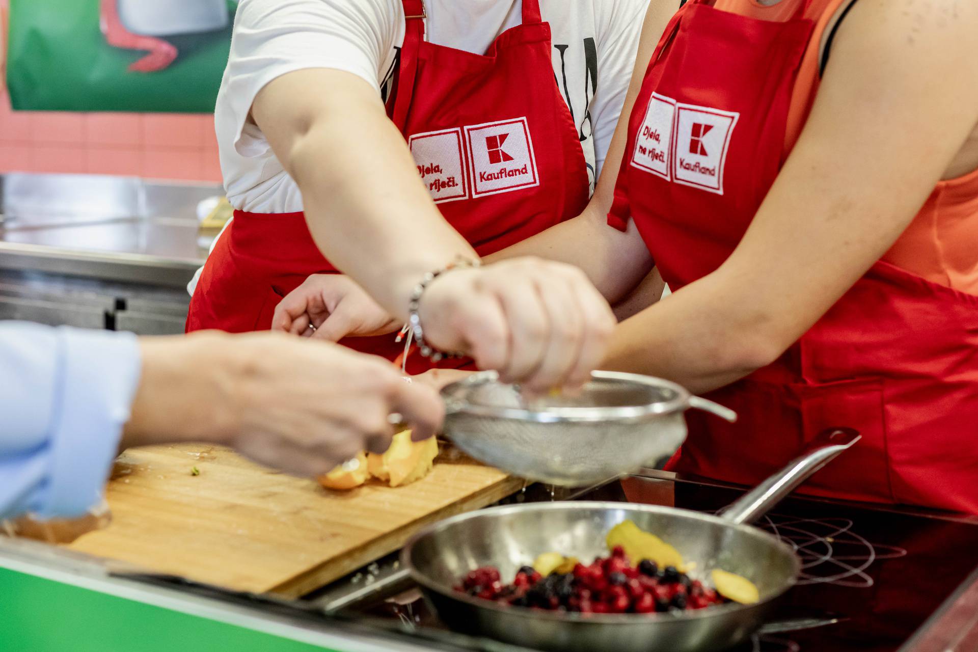 Mladi iz Centra Maestral u Kaufland školi kuhanja