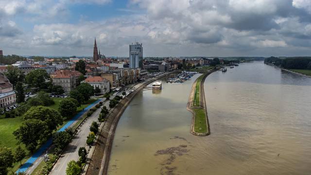 Pogled iz zraka na rijeku Dravu u Osijeku, unatoč porastu vodostaja stanje je za sada stabilno i pod kontrolom