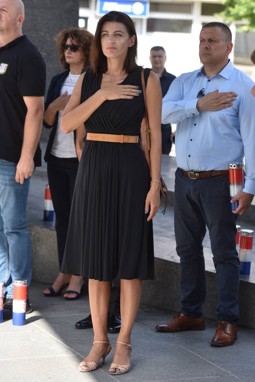 Knin: Polaganjem vijenaca na spomeniku Oluja 95 obilježen Dan logoraša i logora