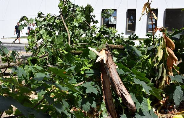 Jučer oluja, pijavice, uništeni auti: Ide nova ciklona iz Italije! Upalili žuti alarm za nevrijeme