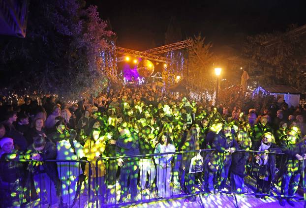 Šibenik: Šibenska Adventura zapo?ela koncertom Parnog valjka u perivoju Roberta Visianija