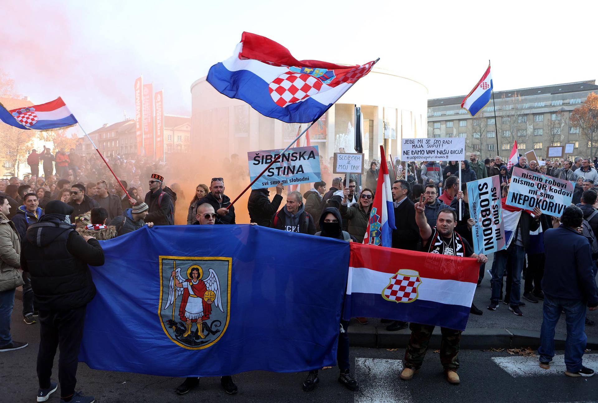 Zagreb: Okupljanje prosvjednika protiv COVID potvrda na Trgu žrtava fašizma