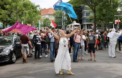 Na prosvjedima protiv mjera privedeno oko petsto ljudi