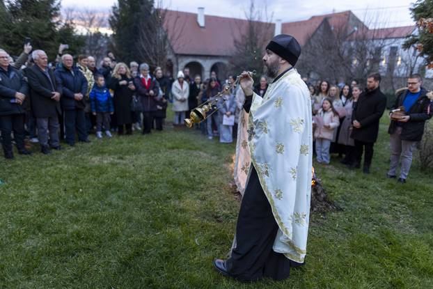 Osijek: U crkvi Uspenja Presvete Bogorodice održano bogoslužje te tradicionalno paljenje badnjaka ispred crkve 