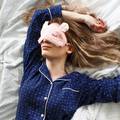 6 stvari koje oštećuju kosu dok spavate: Od pamučne jastučnice do spavanja s vlažnom kosom