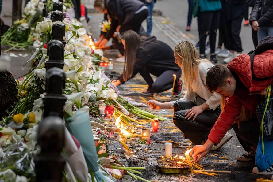 Beograd: Veliki broj građana polaže cvijeće i pali svijeće ispred škole gdje je ubijeno devetero ljudi