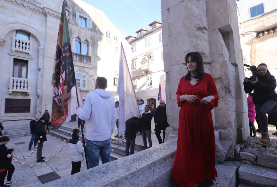 Split: Ana Fridrih Lekić među moliteljima na Peristilu izvela svoj performans