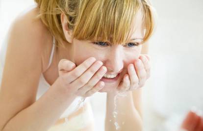 Prednosti umivanja hladnom vodom: Smanjuje otečenost i dubinski osvježava lice