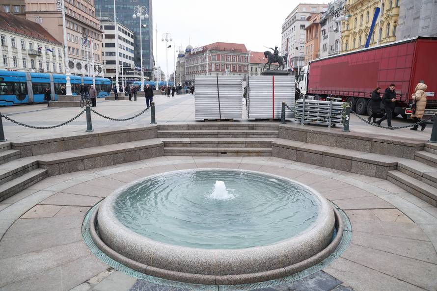 Policija na Trgu bana Josipa Jekačića uoči organiziranog dočeka brončanih rukometaša