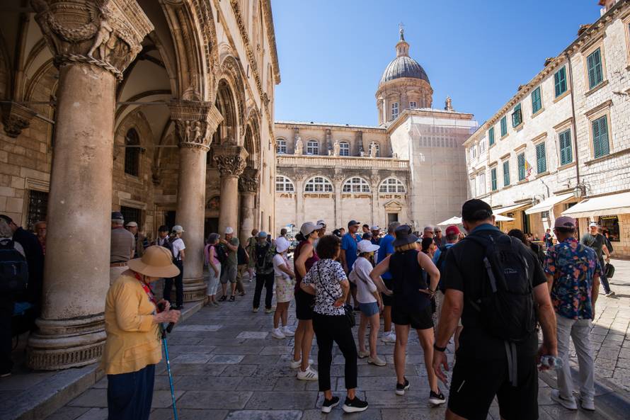 Visoke temperature i turističke gužve u Dubrovniku