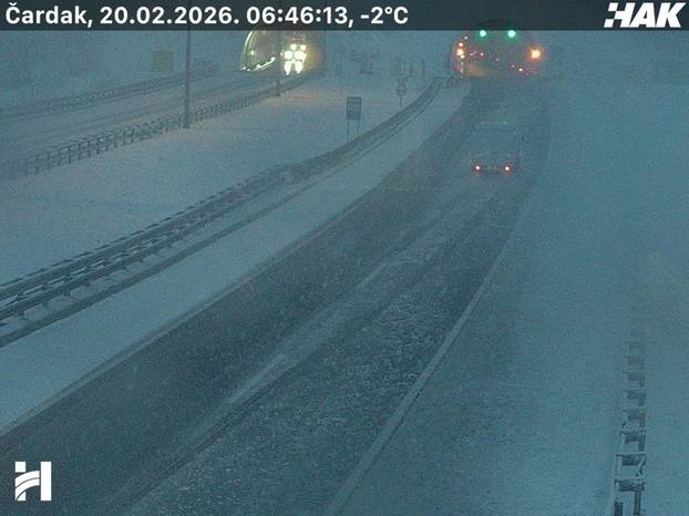 FOTO Snijeg pada u Gorskom kotaru, Lici i na sjeveru. Nema pravca do Rijeke za šlepere