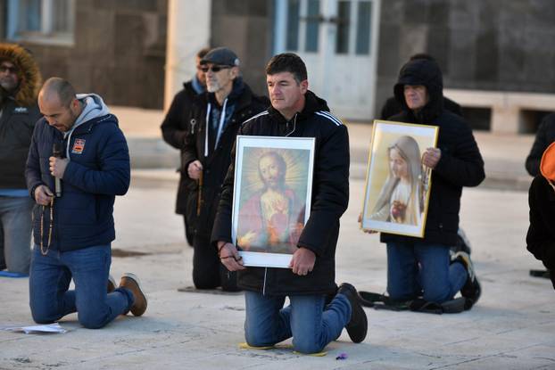 Šibenik: Molitelji krunice svake prve subote na gradskom trgu