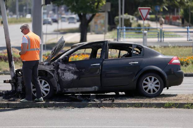 Buknuo automobil u Novom Zagrebu na raskrižju, zapalio se i semafor