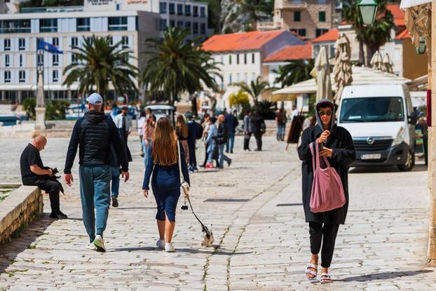 Sunčan dan na Hvaru 