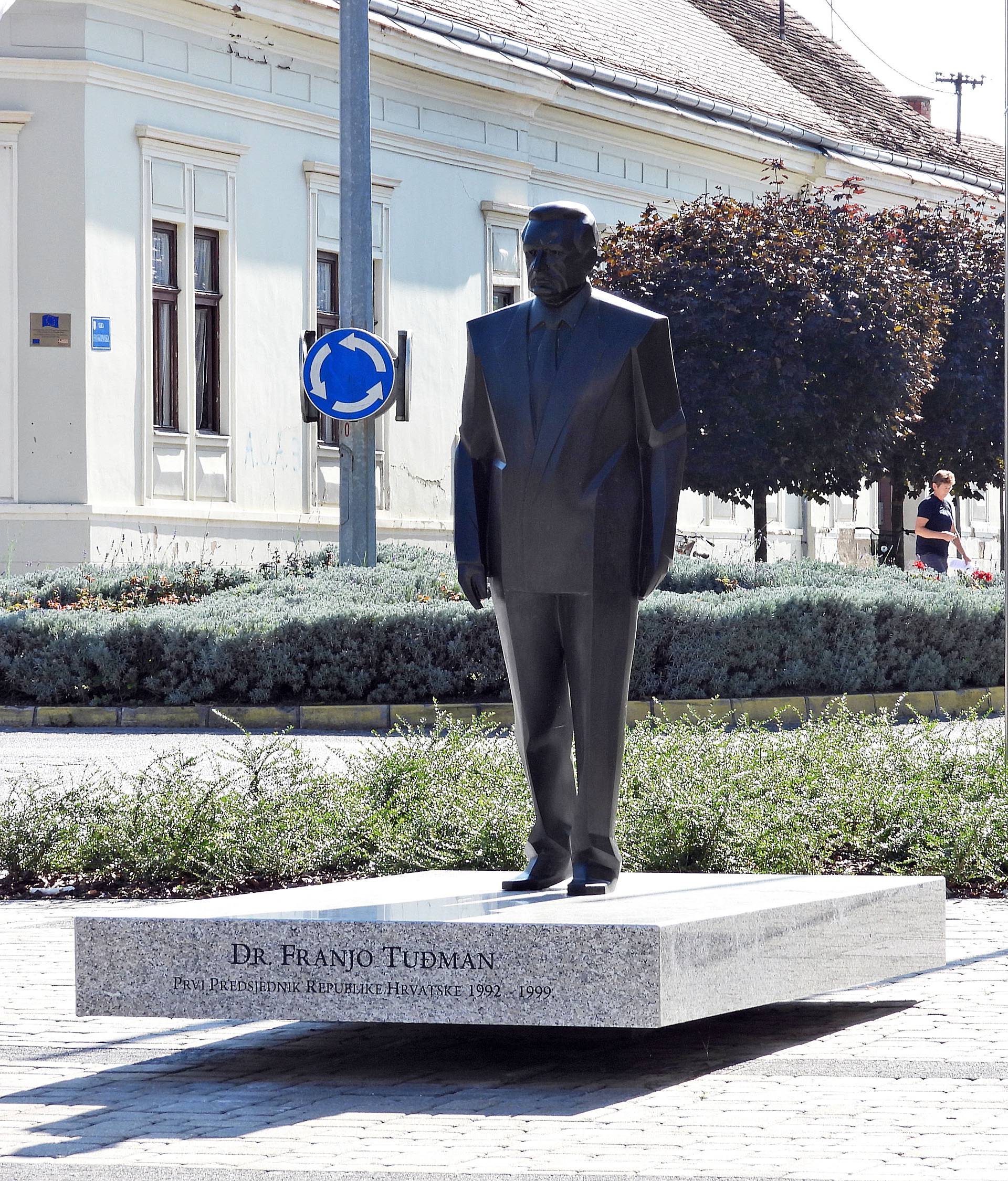 Glina se raspada, a troše preko pola milijuna na Tuđmanov kip