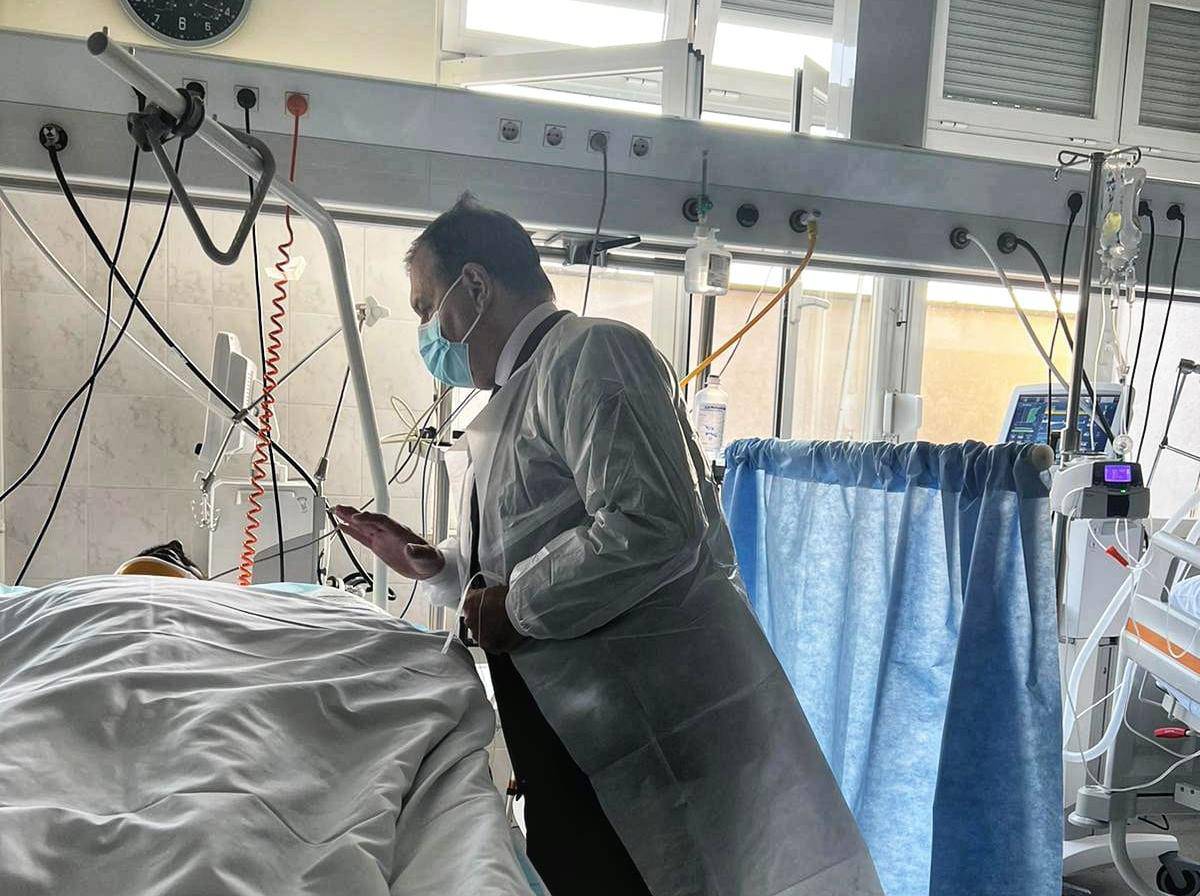 Nevjerojatna sreća: Indijac preživio pad dizalice u oluji, u bolnici ga posjetio Vili Beroš
