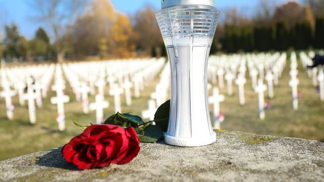 Vukovar: Na grobovima poginulih u padu Vukovara zapaljene su svijeće