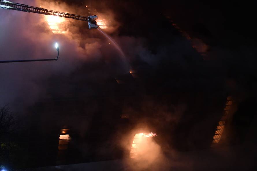 Zagreb: Pozar u Vjesnikovom neboderu