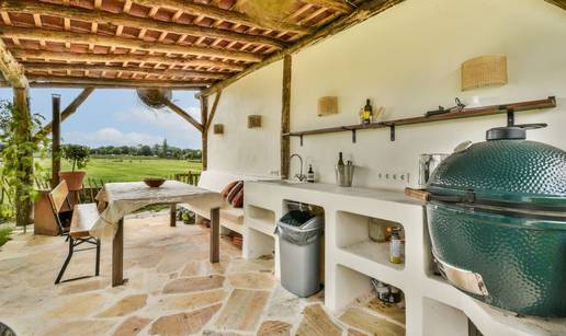 Ljeto je vrijeme za kuhanje na otvorenom! Savjeti kako urediti savršenu ljetnu kuhinju