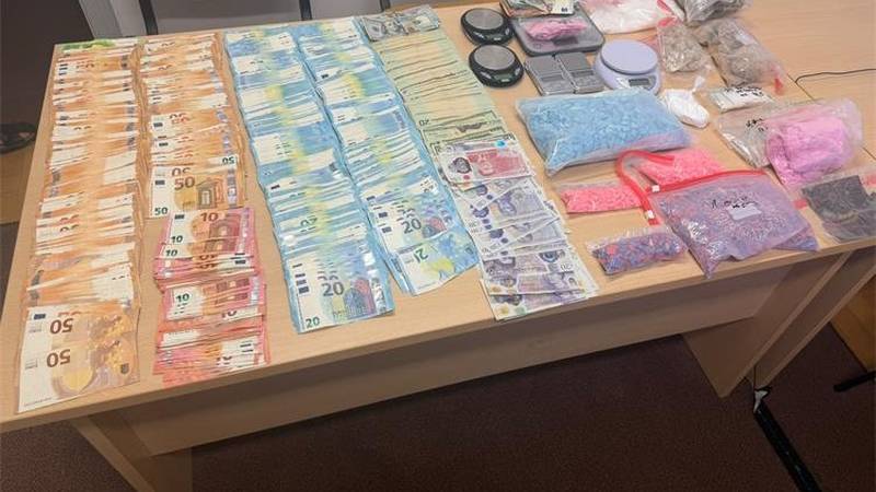 Policija kod Nizozemca u Tisnom našla LSD, MDMA, travu, ketamin, šest vaga, kokain...