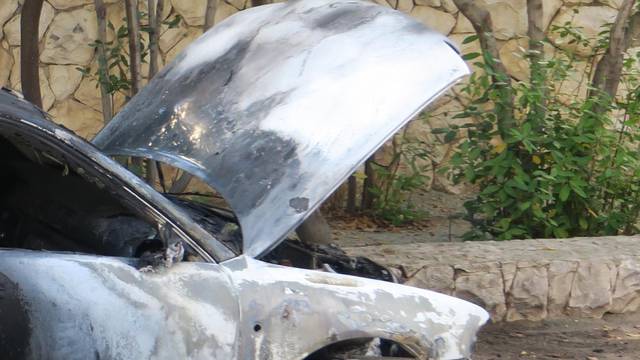 Incident u Zagrebu: Auto zalio tekućinom, zapalio i pobjegao...