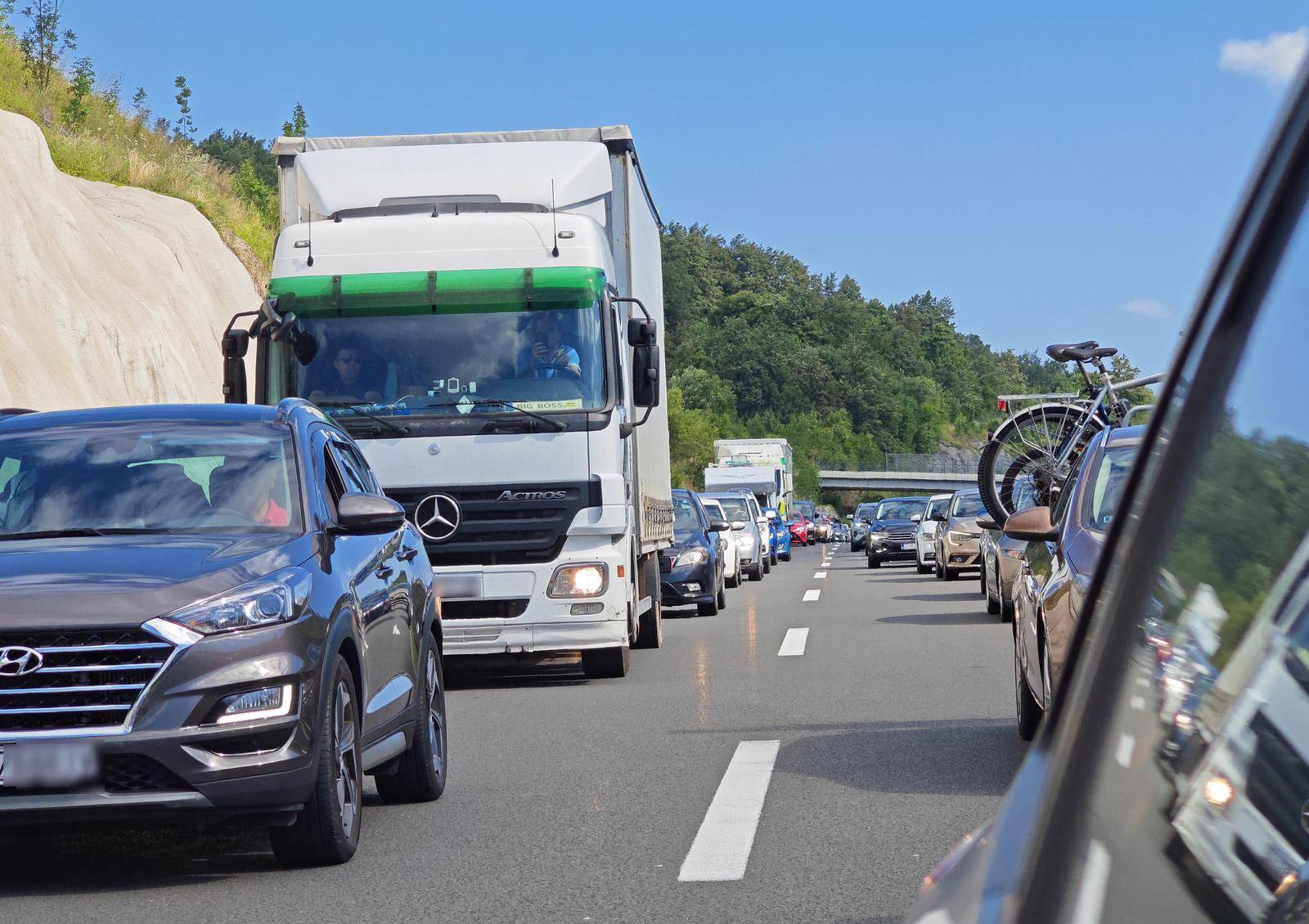 Slike strave s autoceste: Sve je u dimu, stvaraju se gužve. HAK: Kolona dugačka 12 kilometara