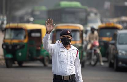 Toliko je zagađen zrak da New Delhi uvodi par-nepar vožnju