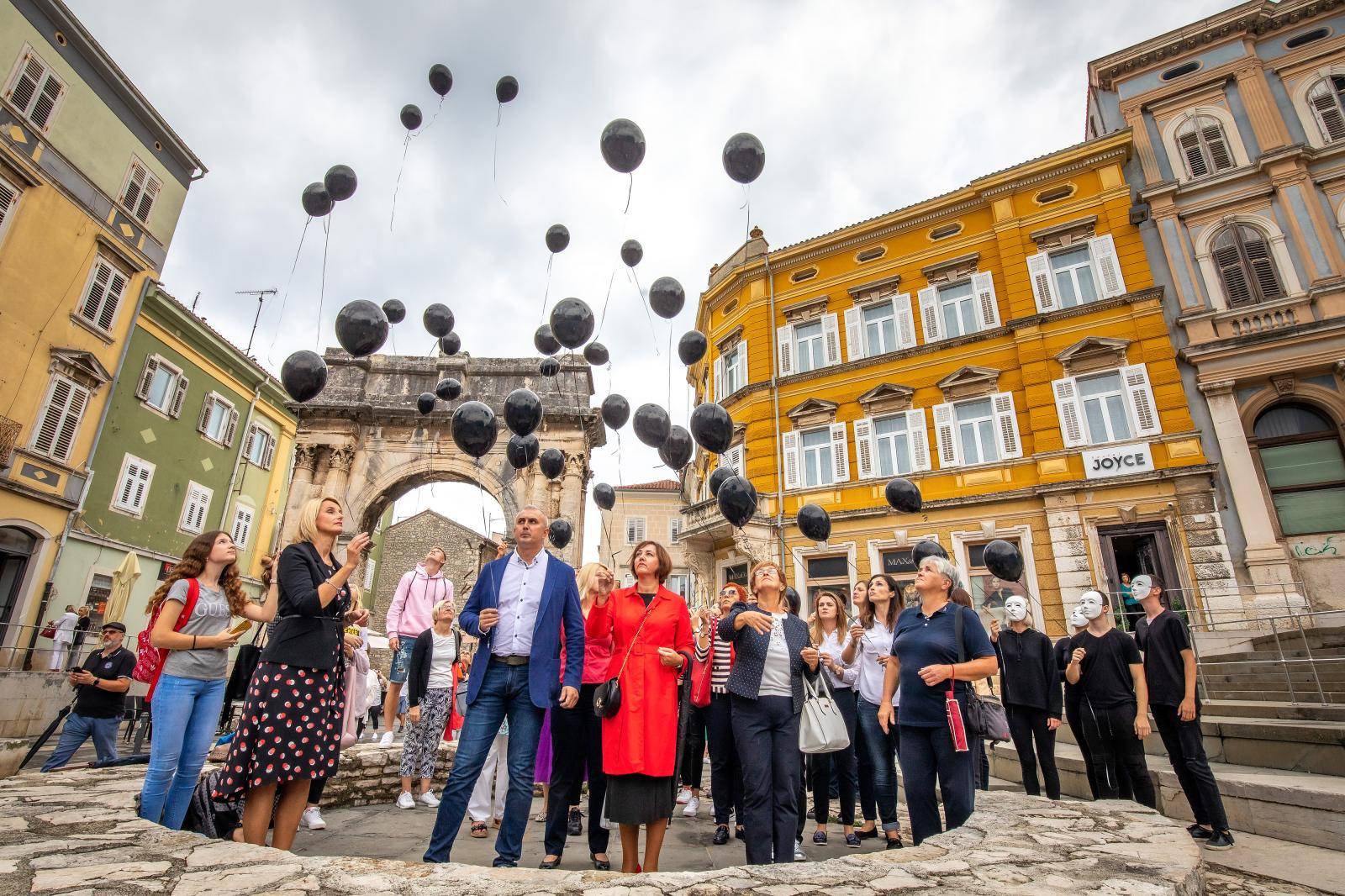 Pula: Puštanjem crnih balona na Portarati odana počast ženama žrtvama nasilja