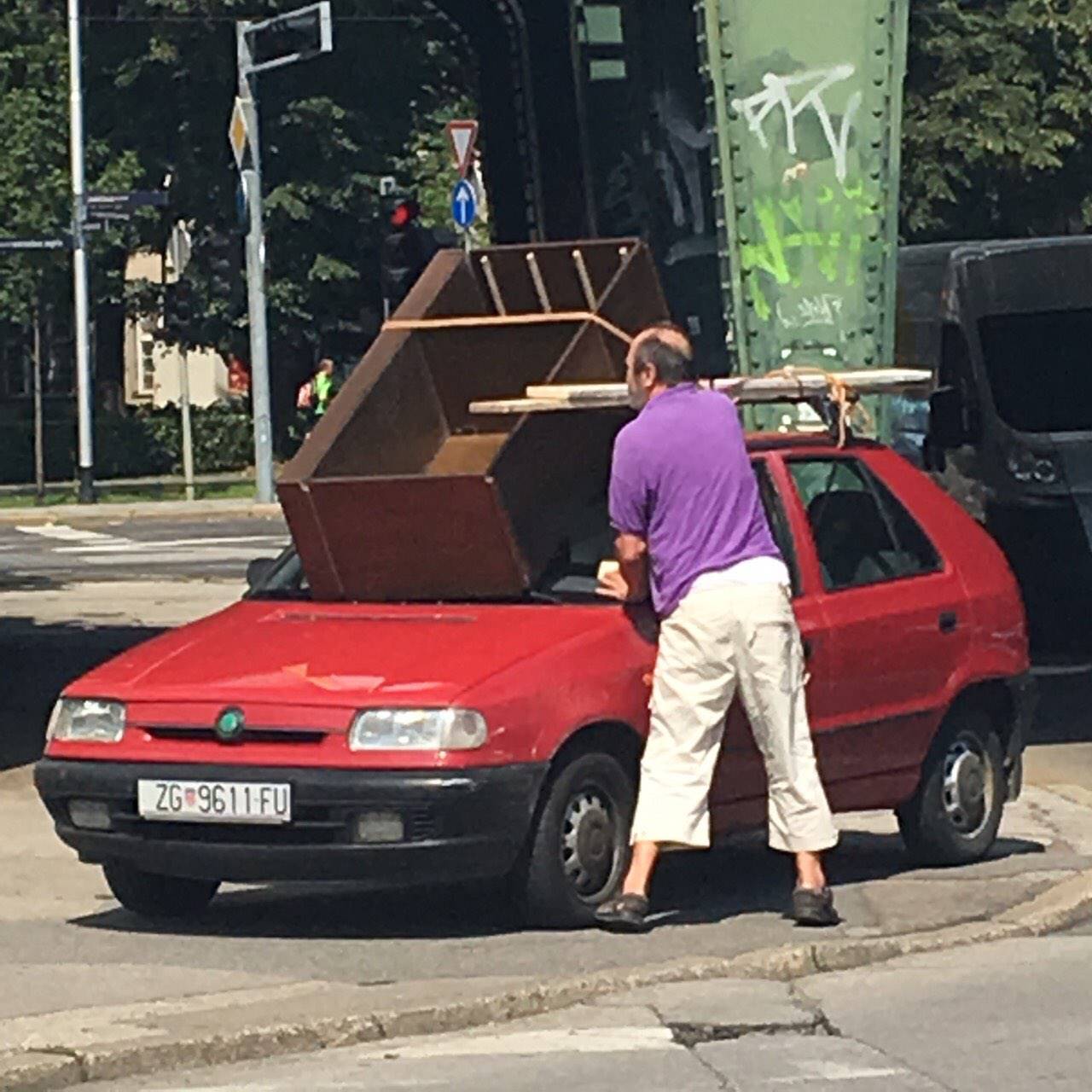 Vozač naglo zakočio pa mu ormar razbio staklo na autu