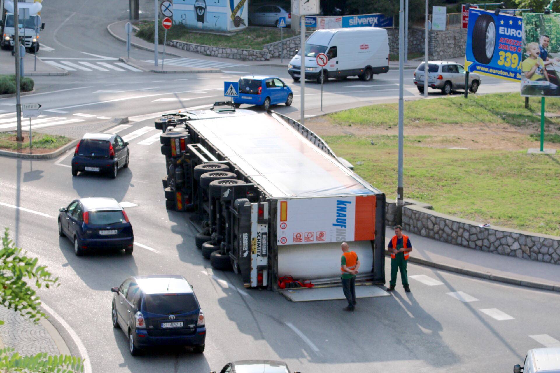 Šleper se prevrnuo na kružnom toku, srećom nema ozlijeđenih