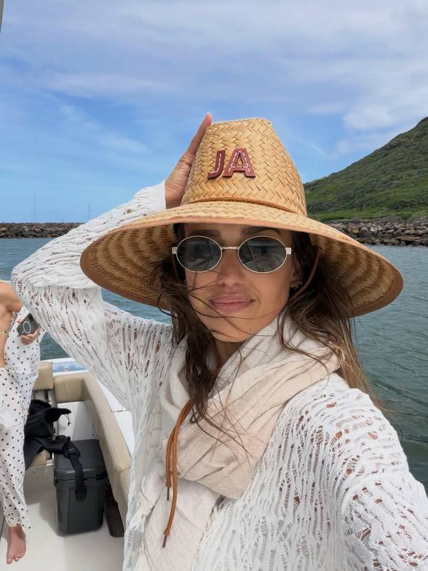 FOTO Guza u prvom planu! Alba se sunča, a muškarci uzdišu...