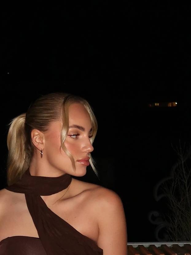 FOTO Kratka haljina i zavodljivi pogled. Ovako je najljepša nogometašica uplovila u 2026.