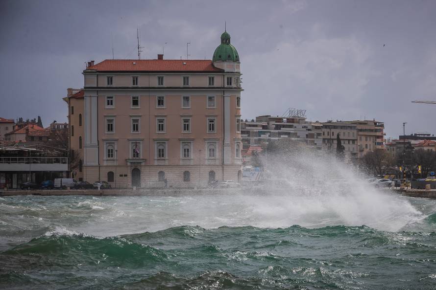 Split: Orkansko jugo potopilo rivu te stvaralo probleme u pomorskom prijevozu