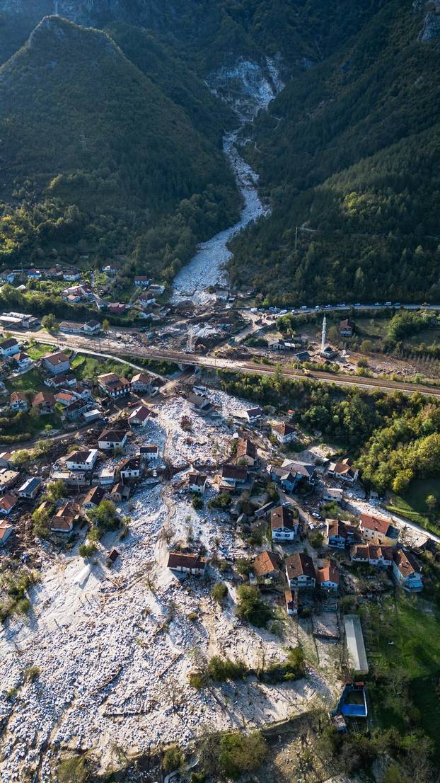 Pogled iz zraka na mjesto Donje Jablanica i kamenolom iz kojeg je krenula lavina kamenja zajedno s bujicom