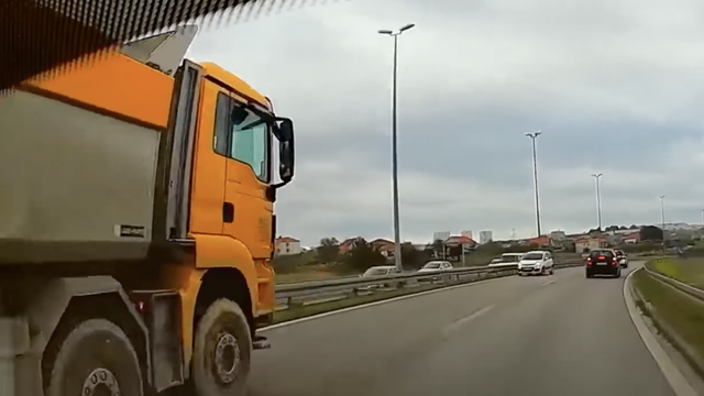 VIDEO Snimka iz Splita ledi krv u žilama: 'Jedan od jačih kontraša. Oduzeti mu vozačku!'