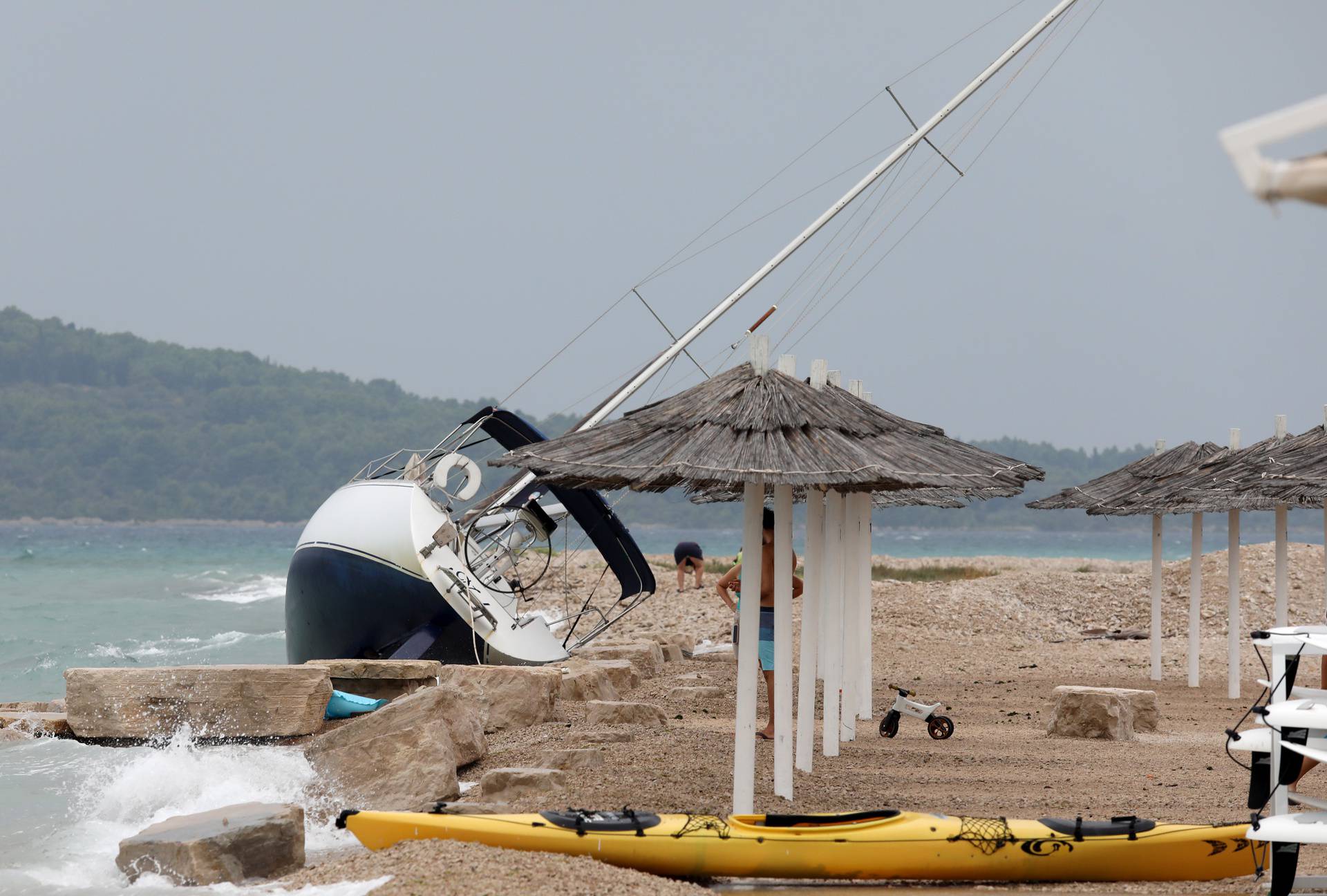 Zbog jakog juga nasukala se jedrilica na plaži u Jadriji