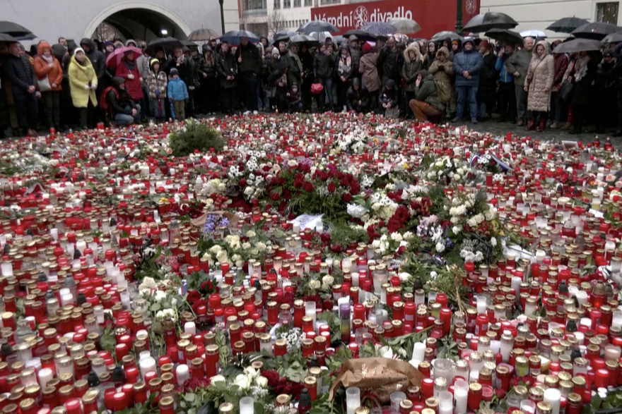 Prag: Okupljanje kod fakulteta gdje se dogodilo masovno ubojstvo