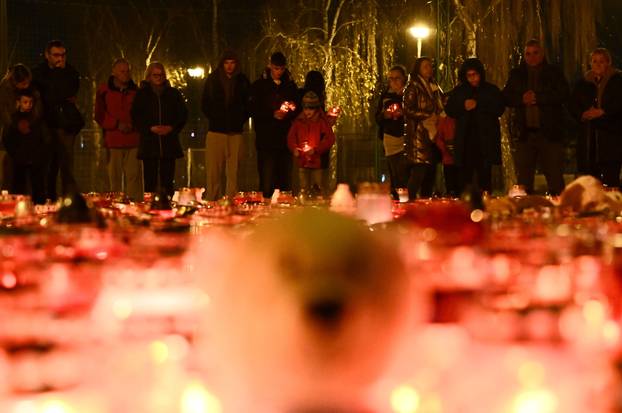 Zagreb: Građani i dalje obilaze osnovnu školu kako bi upalili svijeće na školskom igralištu