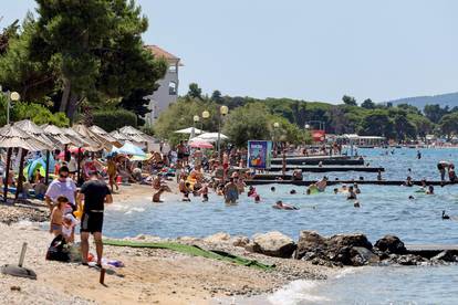 FOTO Pogledajte velike gužve na plažama u Splitu, Zadru...